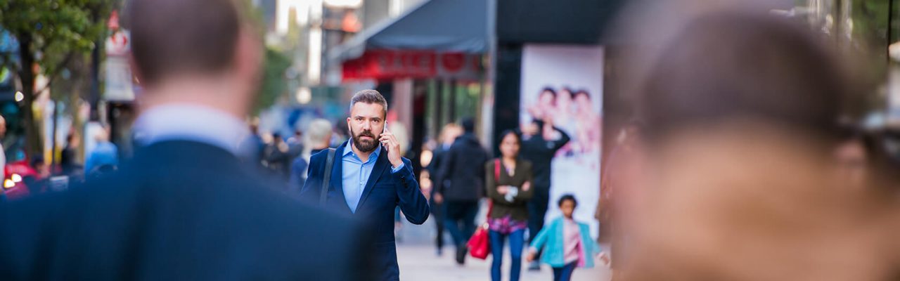 hipster-manager-with-smart-phone-walking-in-the-PFKTPR9(1) hipster-manager-with-smart-phone-walking-in-the-PFKTPR9(1)